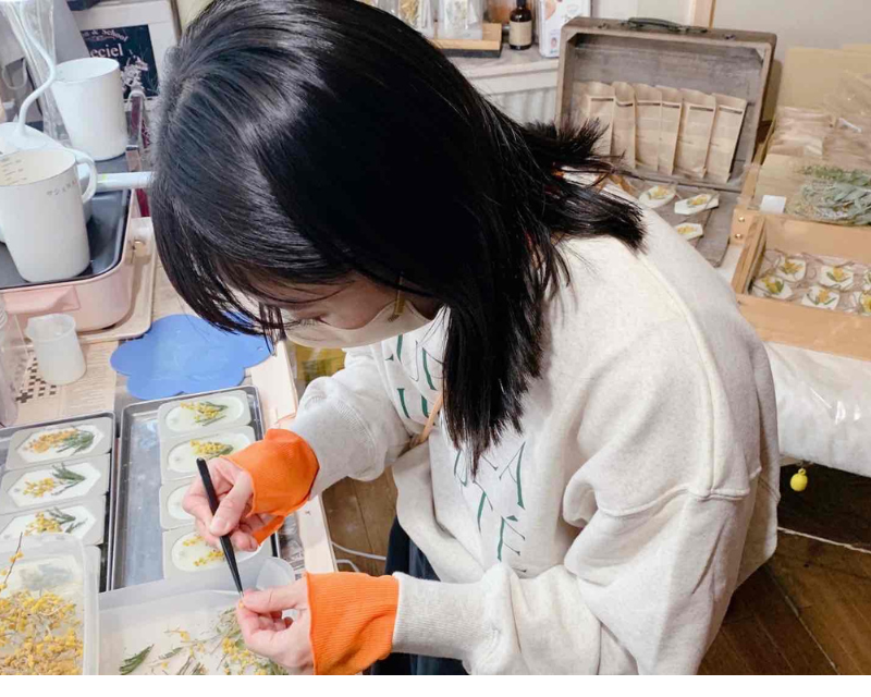 国際女性デー に寄せて 〜 アロマワックスサシェ制作