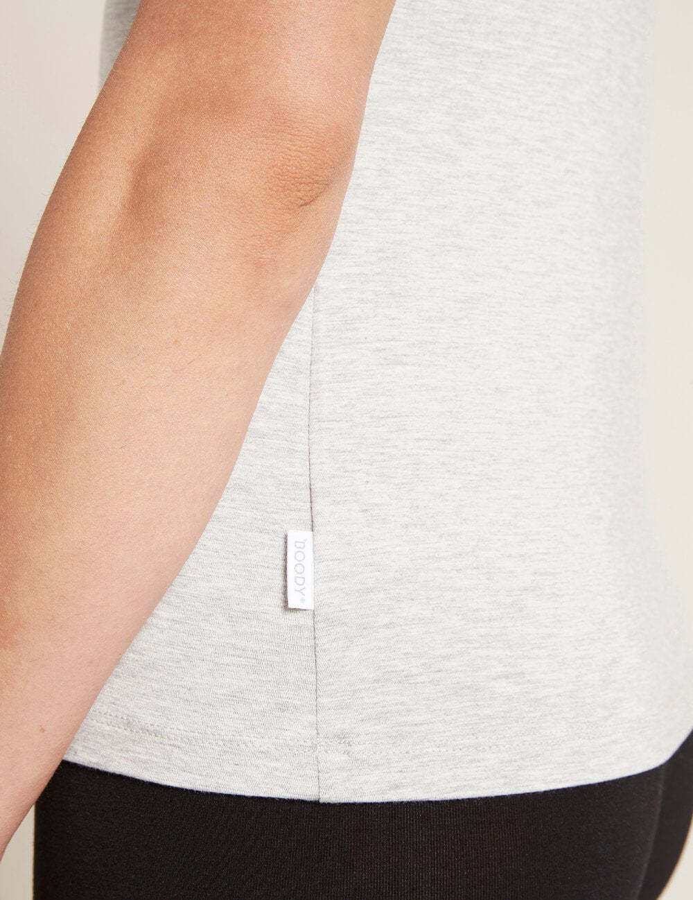 VネックTシャツ