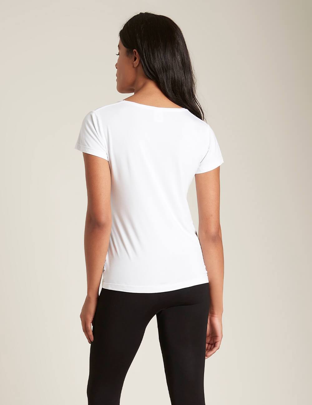 VネックTシャツ